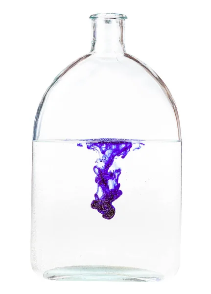 Tinta Violeta Dissolve Água Frasco Vidro Isolado Sobre Fundo Branco — Fotografia de Stock