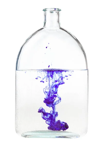 Violette Tinte Löst Sich Wasser Flasche Isoliert Auf Weißem Hintergrund — Stockfoto