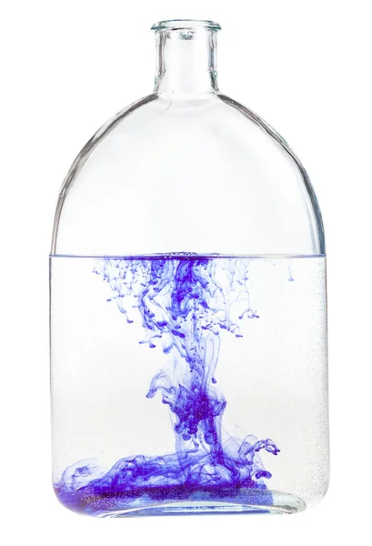 Violettes Aquarell Löst Sich Wasser Glaskolben Isoliert Auf Weißem Hintergrund — Stockfoto