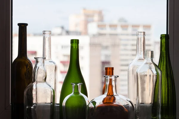 Verschiedene Leere Flaschen Auf Der Fensterbank Und Blick Auf Die — Stockfoto