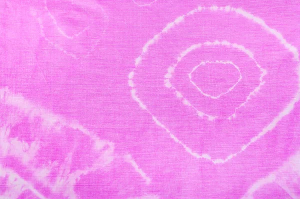 タイ染料バティック技法で着色されたピンクのスカーフの抽象的な装飾の詳細 — ストック写真