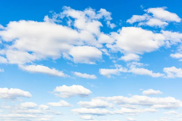 Modrá Obloha Mnoha Bílými Cumuli Mraky Slunný Březnový Den — Stock fotografie