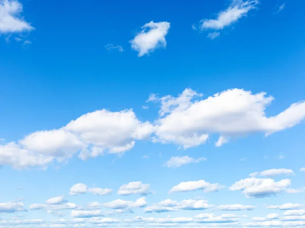 Blå Himmel Med Vita Cumulus Moln Solig Mars Dag — Stockfoto