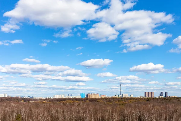 三月的晴天 公园及住宅区上空点缀着白云 — 图库照片