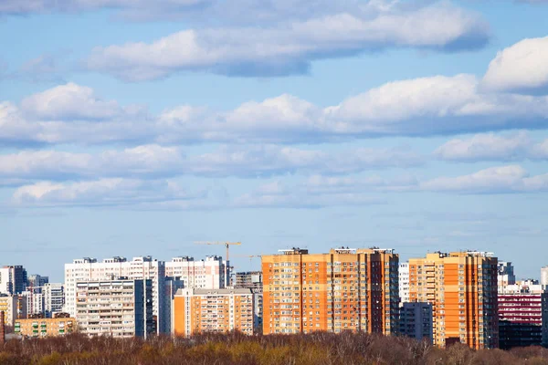 Cielo Blu Con Nuvole Case Urbane Più Piani Nella Soleggiata — Foto Stock