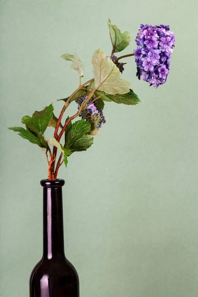 Искусственный Цветок Коричневой Стеклянной Бутылке Вертикальном Фоне Цвета Хаки Пастель — стоковое фото