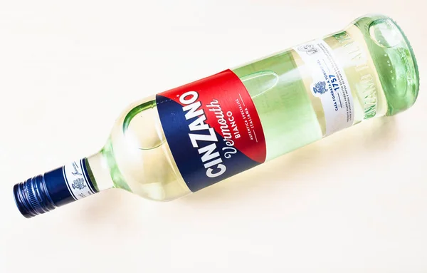 Moskou Russie Mei 2020 Bovenaanzicht Van Liggende Fles Cinzano Bianco — Stockfoto