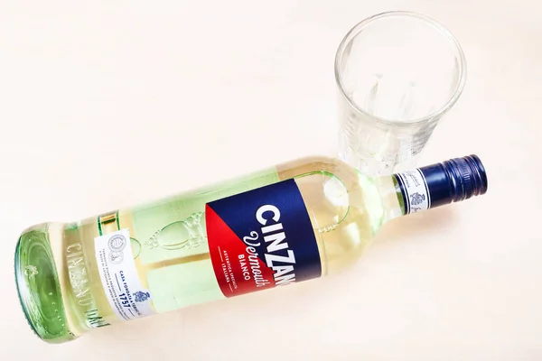 Moskou Russie Mei 2020 Bovenaanzicht Van Liggende Fles Cinzano Bianco — Stockfoto
