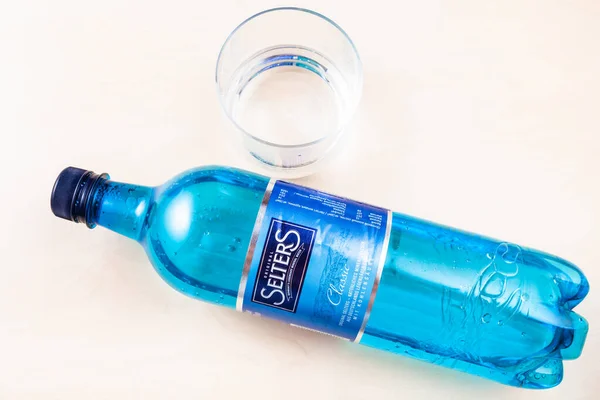 Moskou Russie Mei 2020 Plastic Fles Selters Glas Met Water — Stockfoto