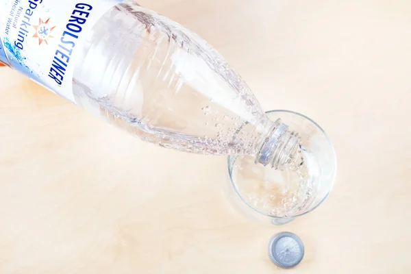 Moskau Russland Mai 2020 Einschenken Von Gerolsteiner Mineralwasser Aus Plastikflasche — Stockfoto