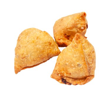 Hint mutfağı - üç sebze samosası (patates püresi ve sebzelerle doldurulmuş kızarmış baharatlı hamur tatlısı) beyaz arka planda izole edilmiş.
