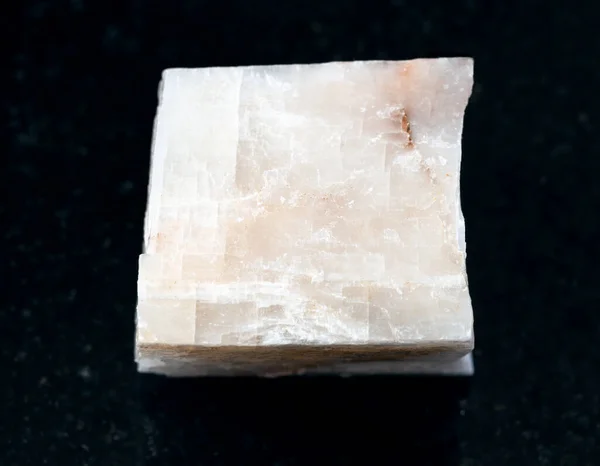 Jeolojik Koleksiyondaki Doğal Mineral Örneğinin Yakın Çekimi Siyah Granit Arka — Stok fotoğraf