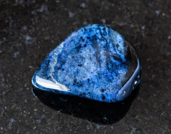 Zbliżenie Próbki Minerałów Naturalnych Kolekcji Geologicznej Skała Dumortierite Walcowana Czarnym — Zdjęcie stockowe