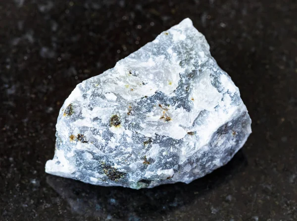 지질학적 품에서 광물의 화강암 배경에 라이트 — 스톡 사진