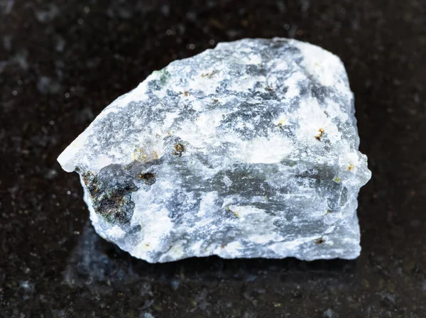 Detailní Záběr Vzorku Přírodního Minerálu Geologické Sbírky Neleštěná Melilitolitová Hornina — Stock fotografie