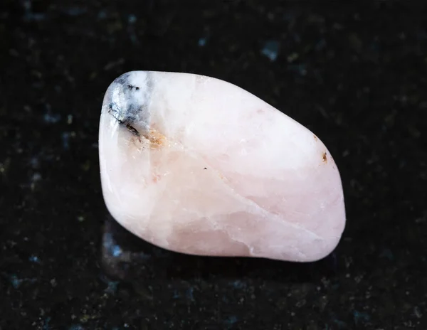 Närbild Prov Naturliga Mineral Från Geologisk Samling Tumbled Morganite Vorobyevite — Stockfoto