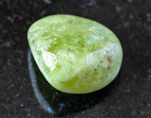 马里共和国黑色花岗岩背景上的地质采集 抛光格拉斯韦尔岛 绿色石榴石 岩石中天然矿物样品的特写 — 图库照片