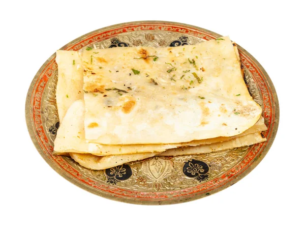 Индийская Кухня Чеснок Наан Чеснок Лепешки Латунной Пластины Изолированы Белом — стоковое фото