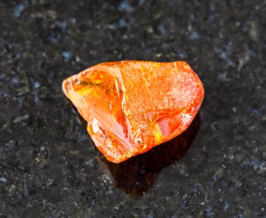 Jeolojik koleksiyondaki doğal mineral örneklerine yakın çekim - Baltık Denizi, Kalininingrad, Rusya 'dan siyah granit arka planda ham Amber taşı