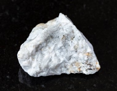 Jeolojik koleksiyondaki doğal mineral örneklerinin yakın çekimleri - Belorechensk yatağı, Maykopsky İlçesi, Adygea, Rusya 'dan siyah granit zemin üzerine cilalanmamış Baryte (Barite) cevheri