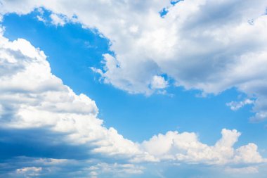 Güneşli bahar gününde mavi gökyüzünde büyük bulutlar