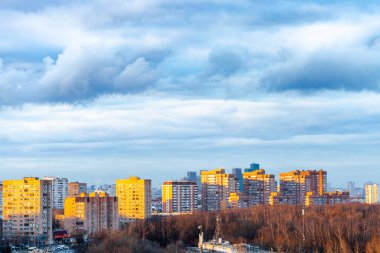 Bahar akşamları Moskova 'daki apartmanların üzerinde koyu mavi bulutlar.