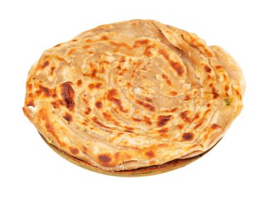 Hint mutfağı - lachha paratha (çok katmanlı kızarmış ekmek) pirinç tabakta beyaz arka planda izole edilmiş