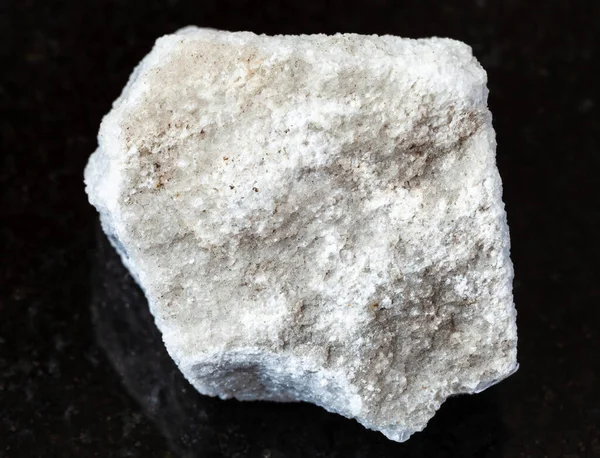 지질학적 품에서 광물의 러시아 모스크바 지역의흑 화강암 — 스톡 사진