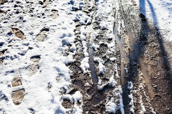 Вид Мокрую Грязную Тропу Покрытую Снегом После Последнего Снегопада Городском — стоковое фото