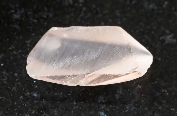Zbliżenie Próbki Naturalnego Minerału Kolekcji Geologicznej Szorstki Kryształ Topaz Czarnym — Zdjęcie stockowe