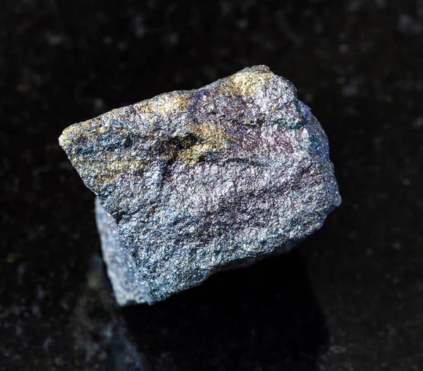 地質学的コレクションからの天然鉱物のサンプルの閉鎖 アゼルバイジャンからの黒御影石の背景にカルコライト岩と生のボーナイト — ストック写真