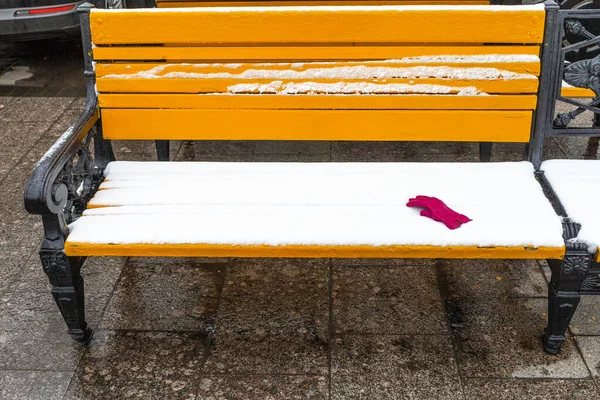 Banco Madera Amarillo Cubierto Nieve Con Guante Rojo Femenino Plaza — Foto de Stock