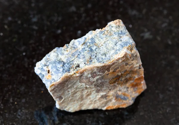 Zbliżenie Próbki Minerałów Naturalnych Kolekcji Geologicznej Surowa Skała Korundowa Czarnym — Zdjęcie stockowe