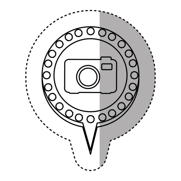 Etiqueta monocromática com câmera analógica e discurso circular com contorno pontilhado e cauda — Vetor de Stock