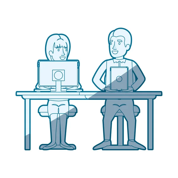 Modrým stínováním silueta týmové práce ženy a muže, který seděl v desk s tech zařízení a její s culíkem účes a jemu v neformálním oblečení — Stockový vektor
