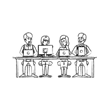 kadın ve erkek teknik cihazlar ile masasında oturan ekip çalışması tek renkli bulanık silüeti