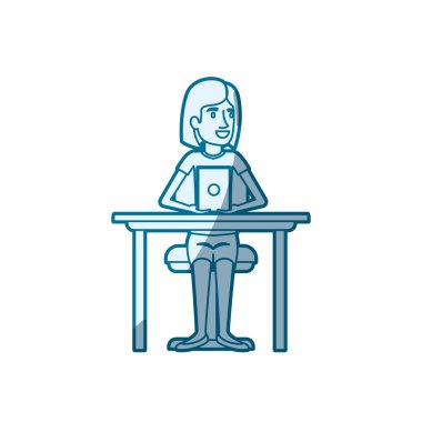 kısa saçlı kadın mavi renk siluet gölgelendirme ve masaüstü aygıt teknoloji ile sandalyede otururken