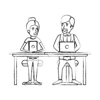 siluet çalışması kadın ve Danışma teknik cihazlar ve onu ile toplanan saç ve onu van dyke sakallı rahat kıyafetler içinde oturan adam bulanık