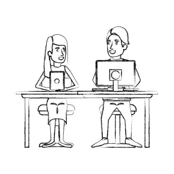 siluet çalışması kadın ve Danışma teknik cihazlar ve onu uzun saçlı ve düz ve onu rahat kıyafetler içinde oturan adam bulanık