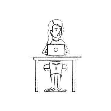 uzun dalgalı saç ve dizüstü bilgisayar aygıtla Resepsiyon sandalyede oturan kadın ile bulanık silüeti