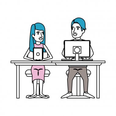 siluet renk bölümleri Danışma teknik cihazlar ve onu uzun saçlı ve düz ve onu rahat kıyafetler içinde oturan adam ve kadın çalışması