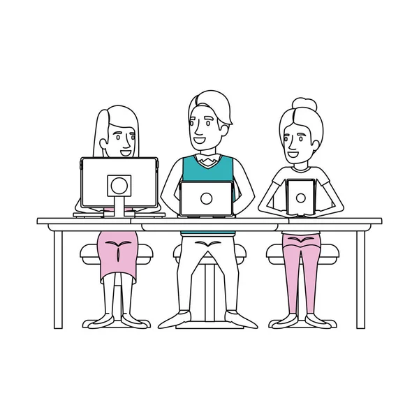 Силуетні кольорові секції групи, що відповідають жінкам і чоловікові, сидячи за столом з технічними пристроями комп'ютерних бізнесменів — стоковий вектор
