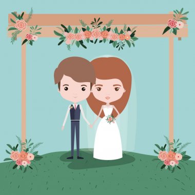 çim dekoratif çerçeve içinde çift çiçek süslemeli ahşap direklerin ile renkli sahne sadece altında evli.