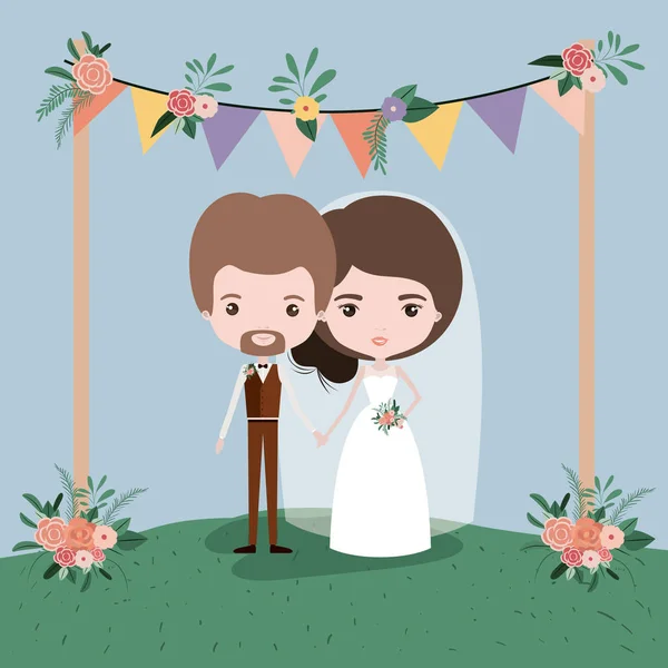 Colorida escena con banderas decorativas y hierba con adornos florales en postes de madera con pareja de recién casados bajo — Archivo Imágenes Vectoriales