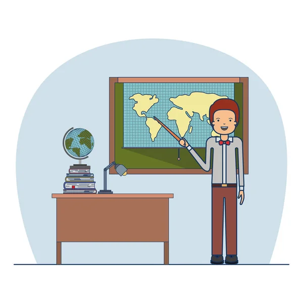 Mann Lehrer in formellen Anzug auf Klassenzimmer mit Schreibtisch mit Stapel von Büchern und Kreidetafel mit Weltkarte — Stockvektor