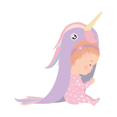 Tek boynuzlu at kostümlü yakışıklı oğlan.