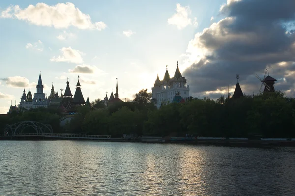 Moinho de madeira e Kremlin nas margens da lagoa à noite — Fotografia de Stock