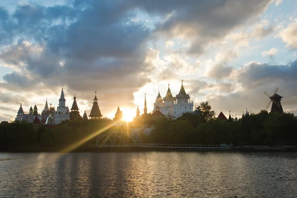 Kremlin et moulin près de la rivière dans la soirée — Photo