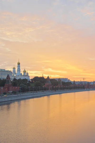 Красивый вид на Кремль на восходе солнца летом — стоковое фото