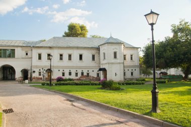 Antik beyaz taş manastırda öğleden sonra bina